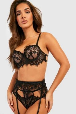 BOOHOO Eyelash Lace Bralette Suspender And Thong Set