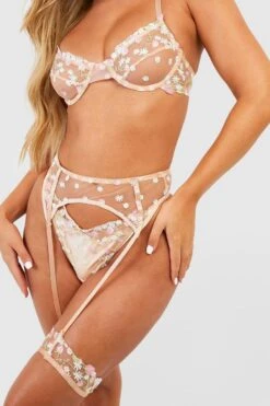 BOOHOO Floral Embroidery Bra, Suspender And Thong Set -Sea Vibe Together female pink floral embroidery bra suspender and thong set 1 3